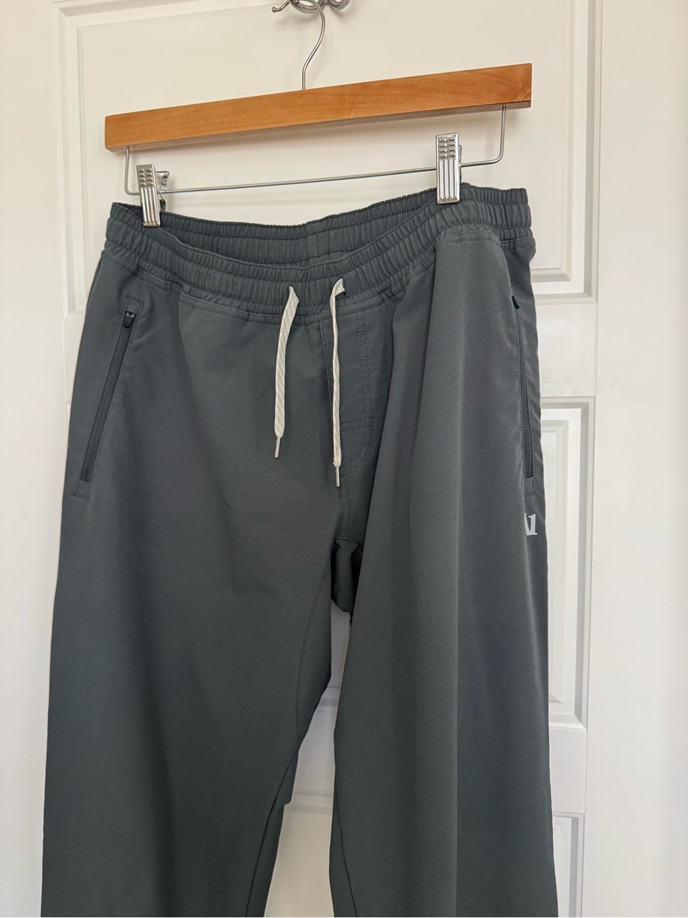 Vuori Men's Drawstring Jogger Pants in Dark Gray Large